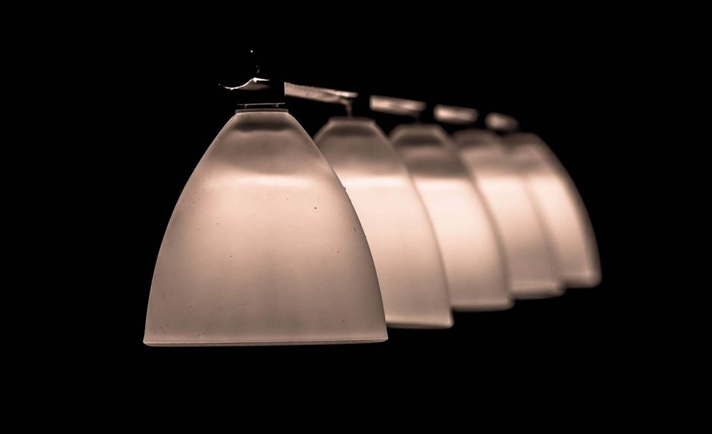 Lampy z mosiądzu jako dodatek w stylu industrialnym